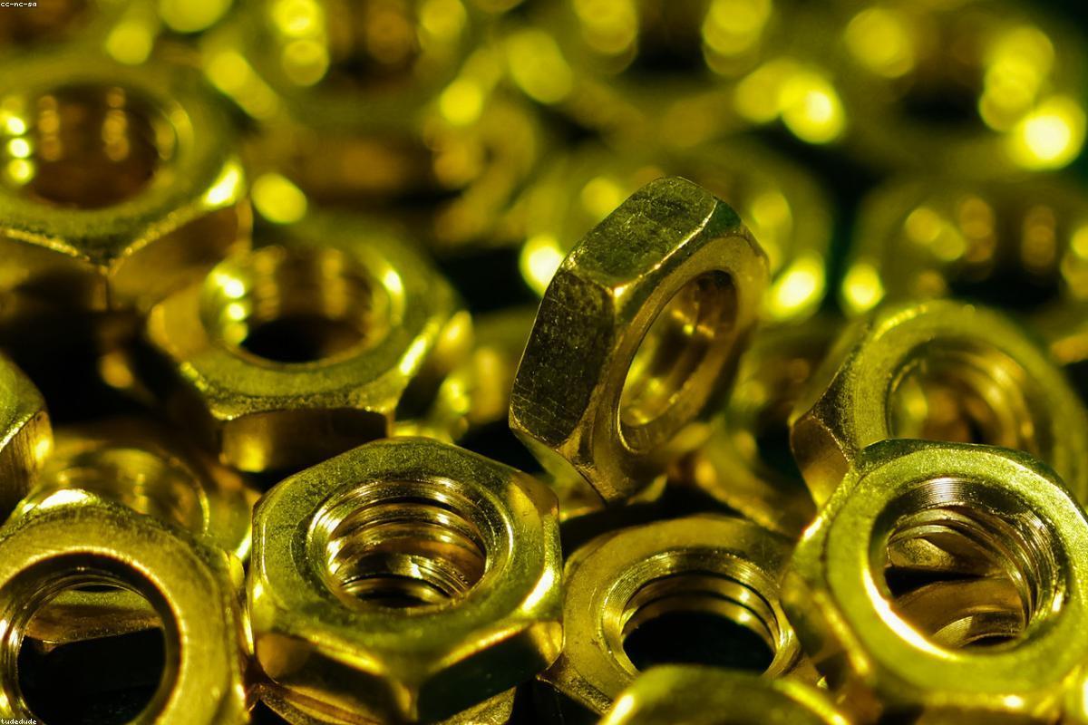Stainless vs Zinc-Plated Fasteners: Which to Stock